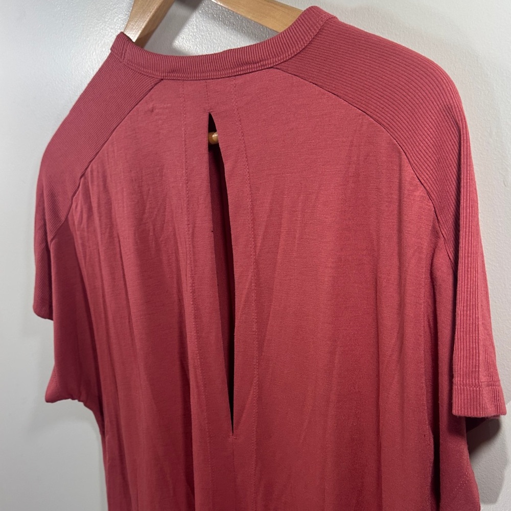 Old Navy Active Woman's Ultralite Go-Dry Maroon Red Open Back Workout Tee XS - Picture 8 of 8